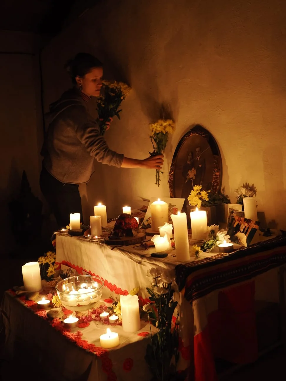 Detall de les espelmes de l'altar