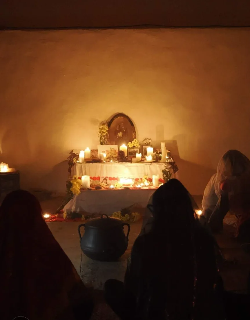Preparant l'altar amb flors