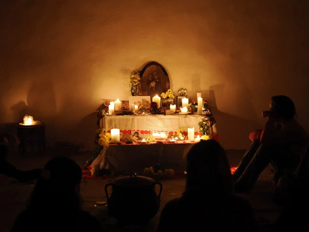 Altar de Samhain il·luminat amb espelmes