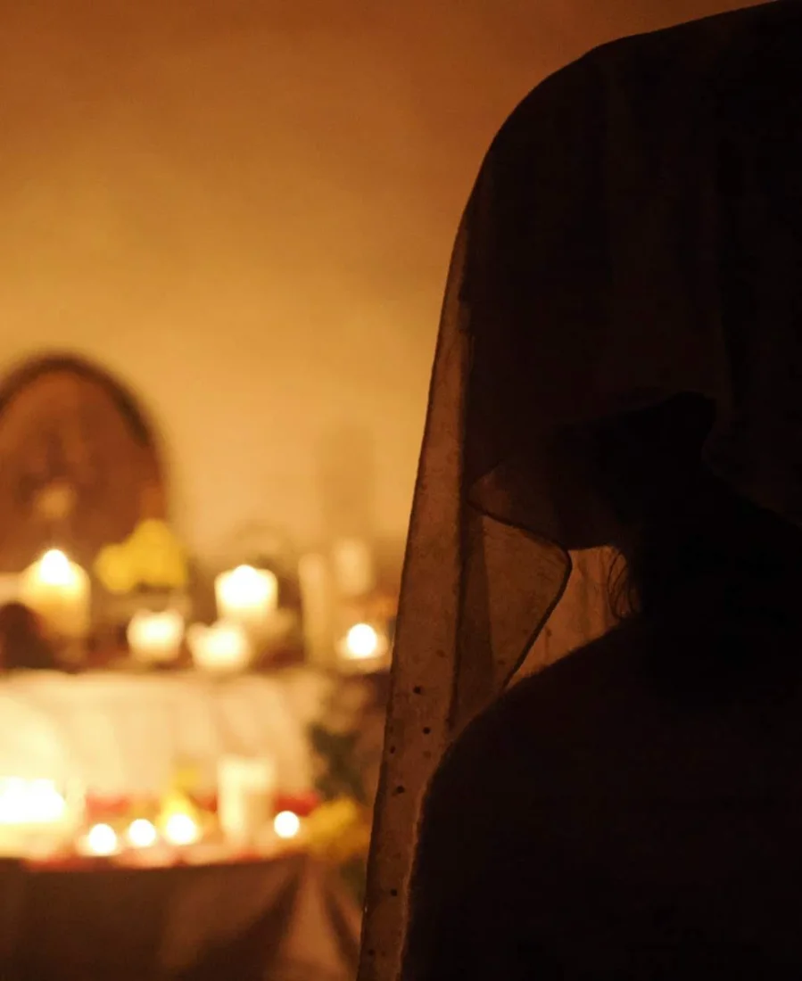 Una dona amb vel davant de l'altar